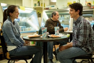 Whiplash: Miles Teller con Melissa Benoist in una scena-