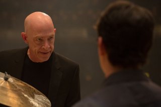 Whiplash: Miles Teller (di spalle) con J.K. Simmons in una scena del film