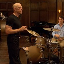 Whiplash: Miles Teller insieme a J.K. Simmons in una scena del film