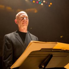 Whiplash: J.K. Simmons nei panni dell'insegnante di musica in una scena del film