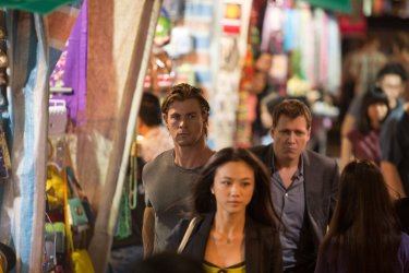 Blackhat: Chris Hemsworth con Wei Tang in una scena