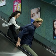 Blackhat: Chris Hemsworth e Wei Tang in fuga in una scena del film
