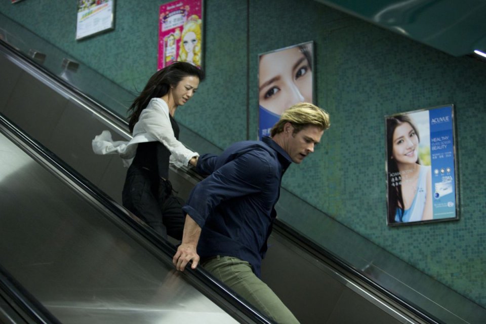 Blackhat: Chris Hemsworth e Wei Tang in fuga in una scena del film