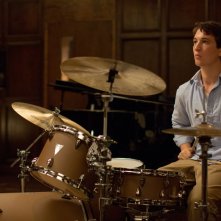 Whiplash: Miles Teller con la sua batteria in una scena del film