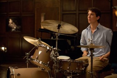Whiplash: Miles Teller con la sua batteria in una scena del film