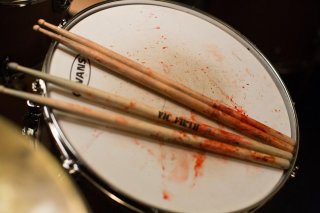 Whiplash: bacchette insanguinate in una scena del film