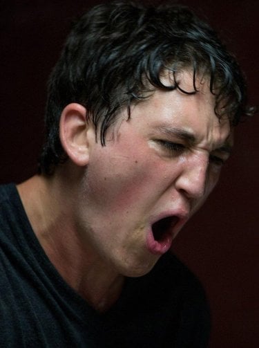 Whiplash: Miles Teller nei panni di un batterista jazz in una scena