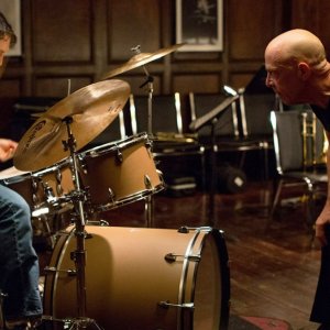 Whiplash: Miles Teller con J.K. Simmons in una scena del film