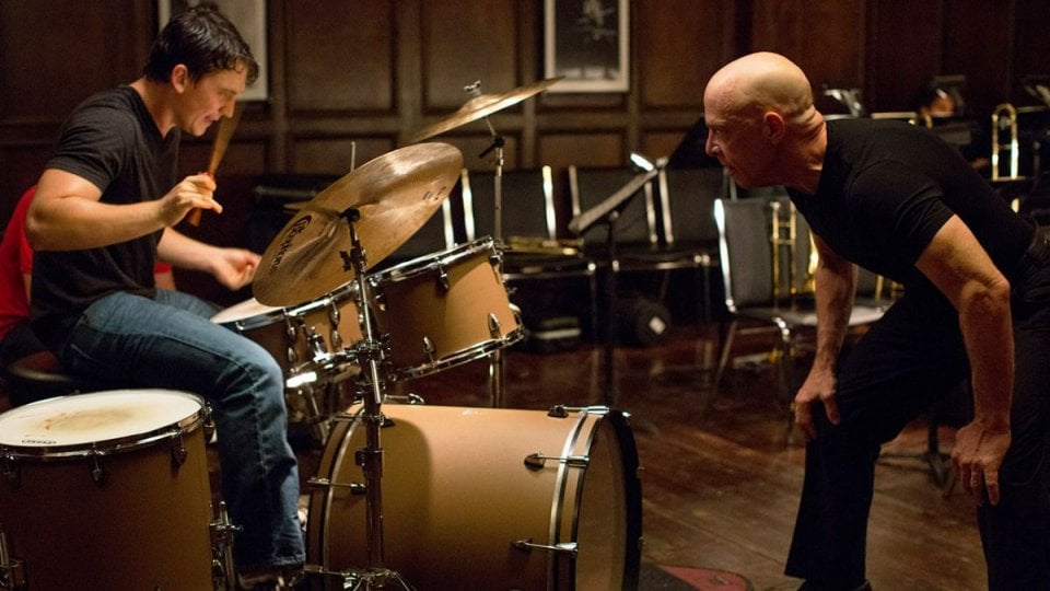 Whiplash: Miles Teller con J.K. Simmons in una scena del film