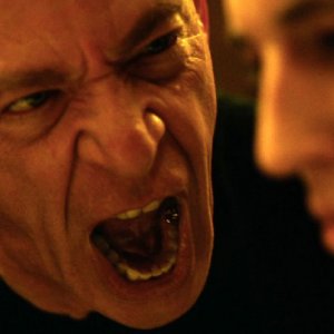 Whiplash: l'urlo di J.K. Simmons stordisce Miles Teller in una scena del film