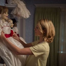 Annabelle Wallis con la sua bambola in una scena dell'horror Annabelle
