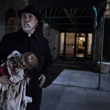 Annabelle: Tony Amendola in una scena tratta dall'horror