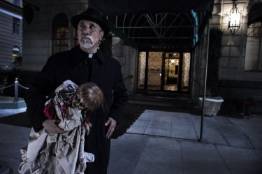 Annabelle: Tony Amendola in una scena tratta dall'horror