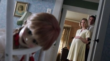 Annabelle: Annabelle Wallis con Ward Horton in una scena tratta dall'horror