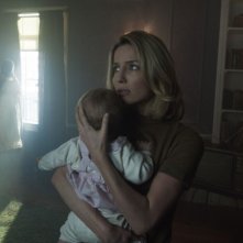 Annabelle Wallis in una scena dell'horror Annabelle