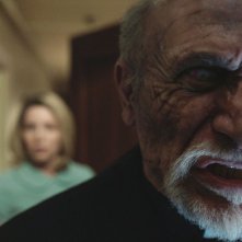 Annabelle: Tony Amendola indemoniato insieme ad Annabelle Wallis in una scena