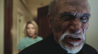 Annabelle: Tony Amendola indemoniato insieme ad Annabelle Wallis in una scena