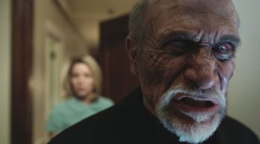 Annabelle: Tony Amendola indemoniato insieme ad Annabelle Wallis in una scena