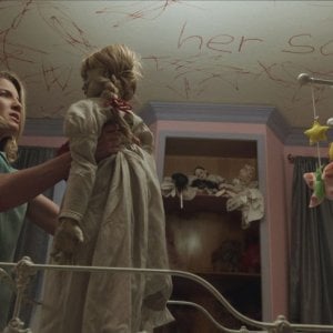 Annabelle: Annabelle Wallis in un'inquietante immagine del film