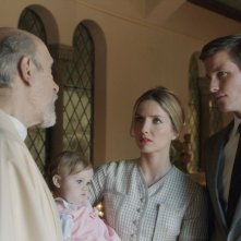 Ward Horton con Tony Amendola e Annabelle Wallis in una scena delll'horror Annabelle