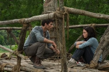 Kaya Scodelario con Dylan O'Brien in Maze Runner - Il labirinto