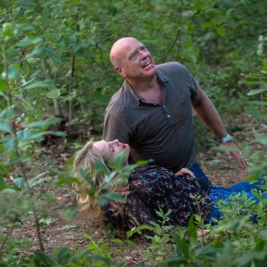 Under the Dome: Dean Norris e Sherry Stringfiled in una scena dell'episodio Turn