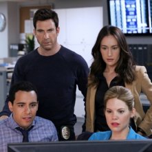 Stalker: Maggie Q e Dylan McDermott in una scena del pilot della serie