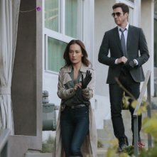 Stalker: Maggie Q insieme a Dylan McDermott nel pilot della serie