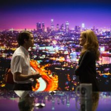 Lo Sciacallo - Nightcrawler: Jake Gyllenhaal con Rene Russo in una scena del film