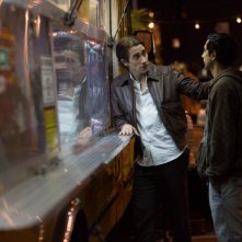Lo Sciacallo - Nightcrawler: Riz Ahmed con Jake Gyllenhaal in una scena del film