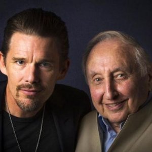 Seymour: An Introduction - Ethan Hawke, regista del documentario, insieme a Seymour Bernstein in una foto promozionale