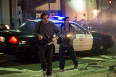 Lo Sciacallo - Nightcrawler: Jake Gyllenhaal in una scena insieme a Riz Ahmed