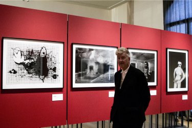 David Lynch a Lucca davanti alle sue Small Stories nella mostra Lost Visions, a lui dedicata