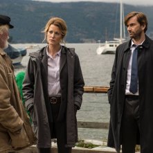 Gracepoint: Nick Nolte, Anna Gunn insieme a David Tennant durante una scena del primo episodio