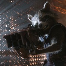 Guardiani della Galassia: Rocket, il procione armato fino ai denti, in una scena