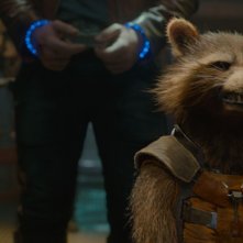 Guardiani della Galassia: il ghigno del procione Rocket (doppiato da Bradley Cooper) in una scena