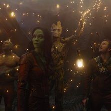 Chris Pratt, Zoe Saldana, Groot e Dave Bautista in una suggestiva scena di Guardiani della Galassia