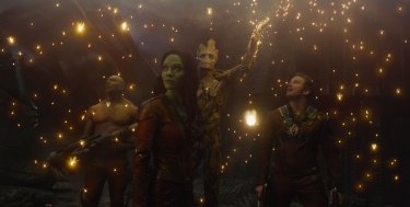 Chris Pratt, Zoe Saldana, Groot e Dave Bautista in una suggestiva scena di Guardiani della Galassia