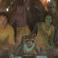 Guardiani della Galassia: Groot, Rocket, Chris Pratt, Zoe Saldana e Dave Bautista in una scena