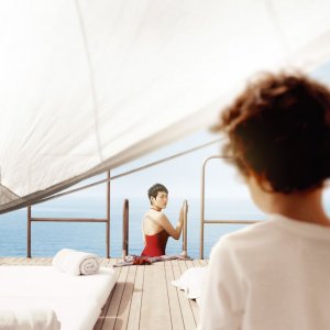 Last Summer: Rinko Kikuchi con Ken Brady (di spalle) in una scena del film