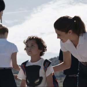 Last Summer: Rinko Kikuchi con Lucy Griffiths e il giovane Ken Brady in una scena del film