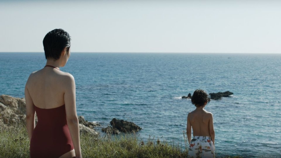 Last Summer: Rinko Kikuchi con il piccolo Ken Brady in una scena del film