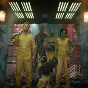 Guardiani della Galassia: Chris Pratt, Zoe Saldana, Dave Bautista, Groot e Rocket in una scena