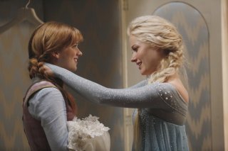 C'era una volta: Elizabeth Lail con Georgina Haig in una scena dell'episodio A Tale of Two Sisters