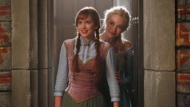 C'era una volta: Georgina Haig con Elizabeth Lail nell'episodio A Tale of Two Sisters