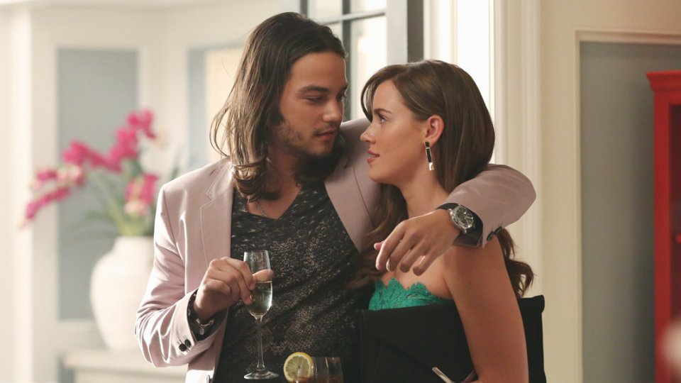 Revenge: Daniel Zovatto e Christa B. Allen nell'episodio Renaissance