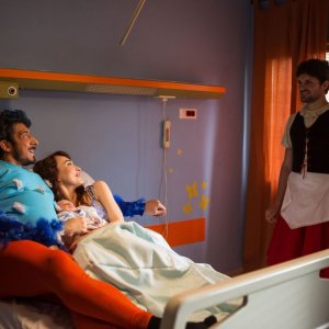 Tutto molto bello: Paolo Ruffini con Nina Senicar, Frank Matano e Chiara Francini in una scena del film