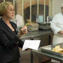 Amore, Cucina e Curry: Helen Mirren controlla la cottura di un asparago in una scena del film
