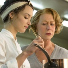 Amore, Cucina e Curry: Helen Mirren con Charlotte Le Bon in una scena