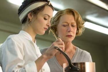 Amore, Cucina e Curry: Helen Mirren con Charlotte Le Bon in una scena